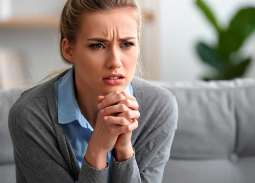 Девушка скрепила руки в замок